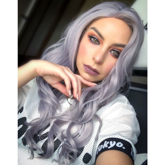 22" Silver Lace Front Wavy Wig | Kardashian - Picture 2 of 7